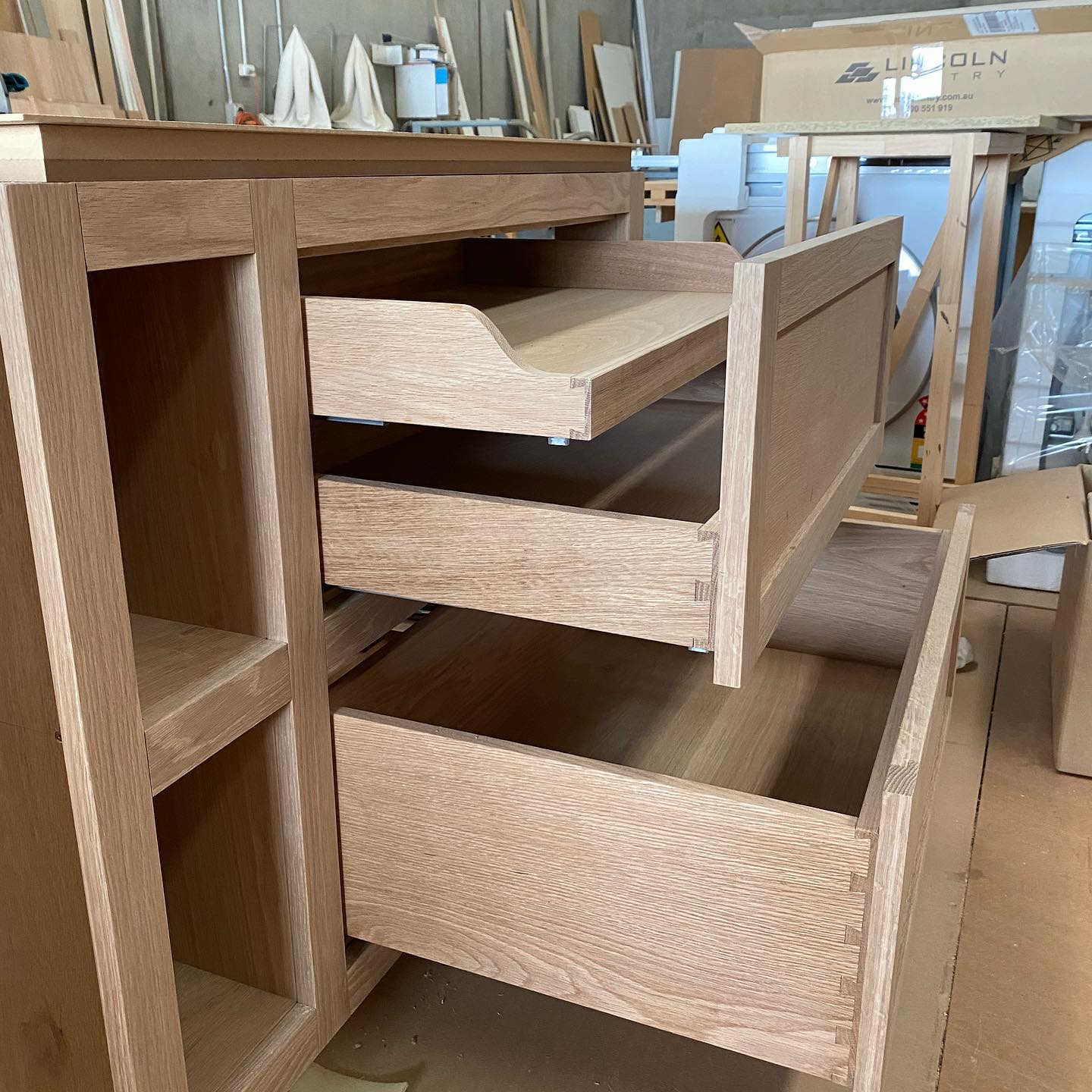 An update on our solid timber kitchen. Some English inspired joinery features coming to life in this beautifully crafted kitchen manufactured here in Melbourne. Completely turning the conventional approach to joinery in Australia on its head.
Concealed Inner English drawers complemented by grain match timber drawer fronts and soft close drawer runners for that modern touch.